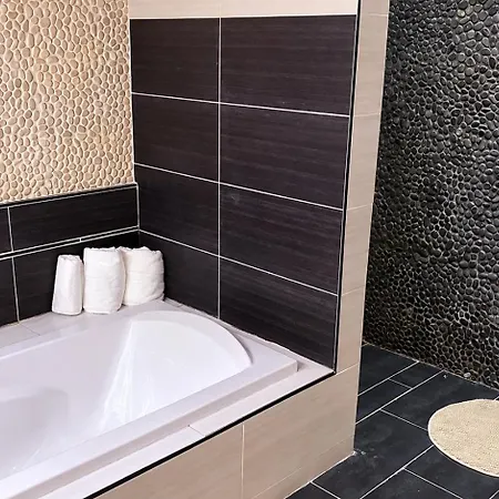 De Luxe Avec Piscine Privée Et Jardin *